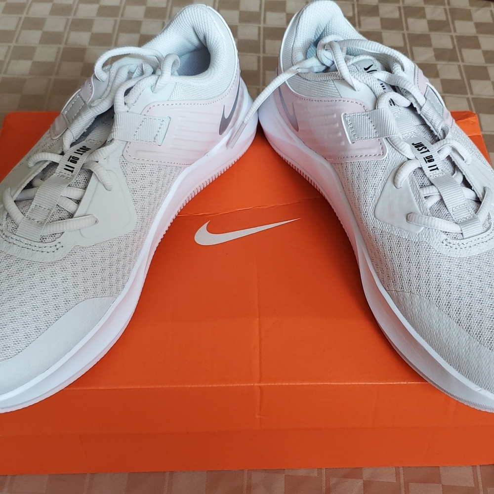 Women's Nike sneakers size 10 - Picture 1 of 9
